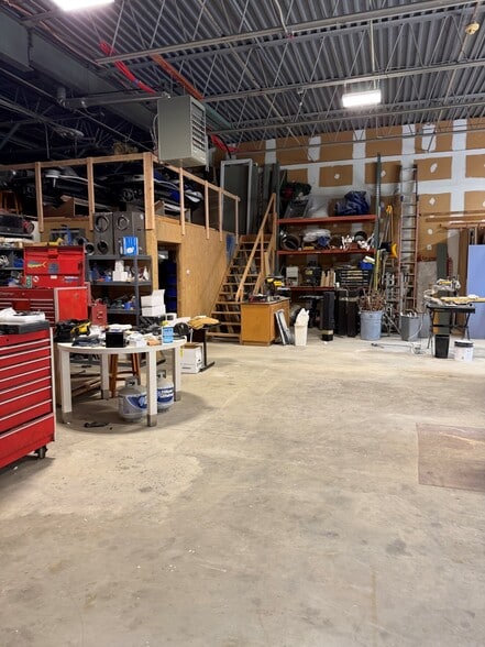 More Photos Of 65 Louis St, Newington Flex For Lease