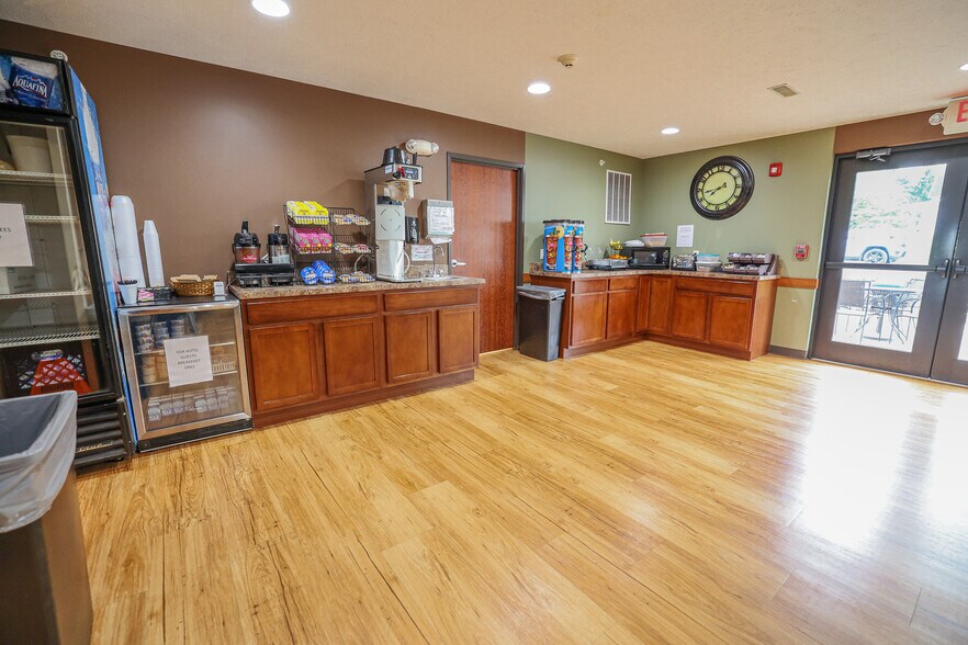 More Photos Of 625 W Washington St, Pittsfield Hotel For Sale