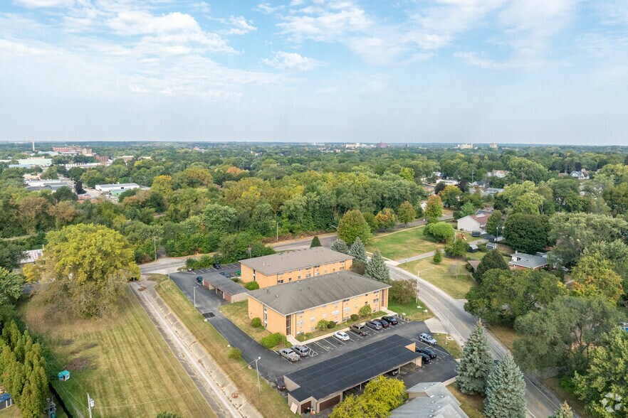 More Photos Of 2425 Wesleyan Ave, Rockford Apartments For Sale