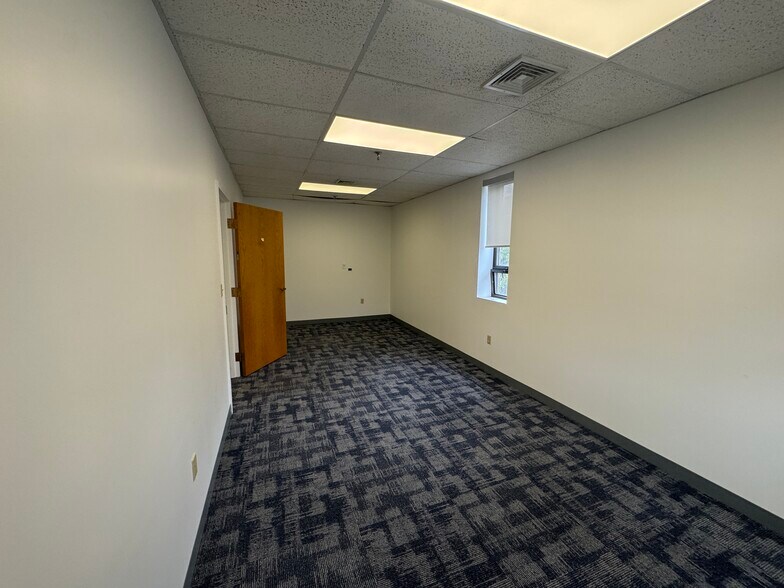 More Photos Of 110 Winn St, Woburn Office For Lease