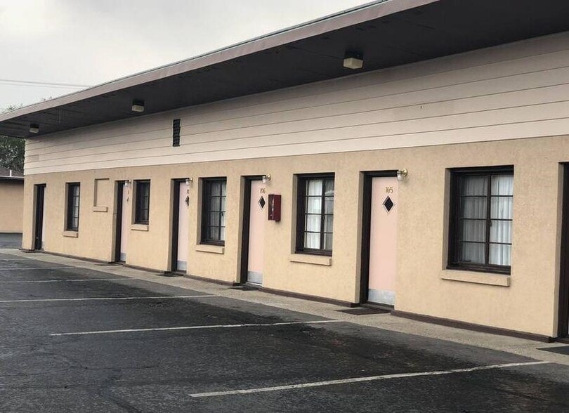 More Photos Of 75 Center St, Rock Springs Hotel For Sale