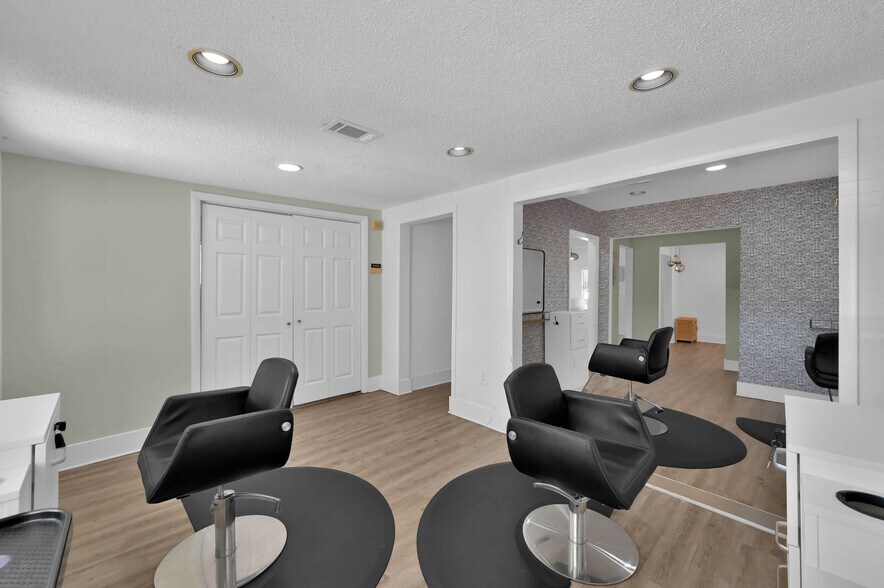 More Photos Of 213 Houston St, Tomball Storefront Retail Office For Lease