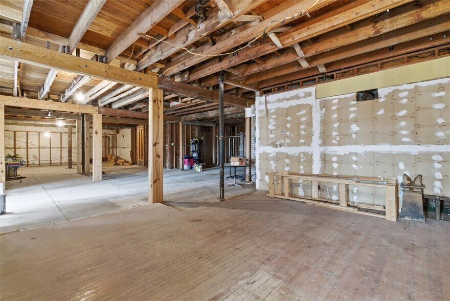 More Photos Of 226 E Blackjack St, Dublin Storefront Retail Residential For Sale