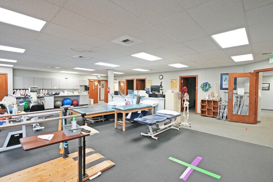 More Photos Of 1608 S 24th Ave, Yakima Movie Radio TVStudio For Sale