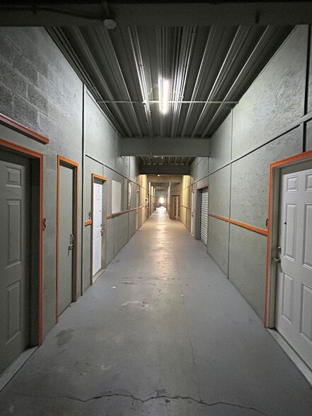 More Photos Of 1402 S 15th St, Louisville Light Distribution For Sale