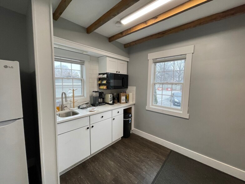 More Photos Of 5022 Rockville Rd, Indianapolis Office For Lease