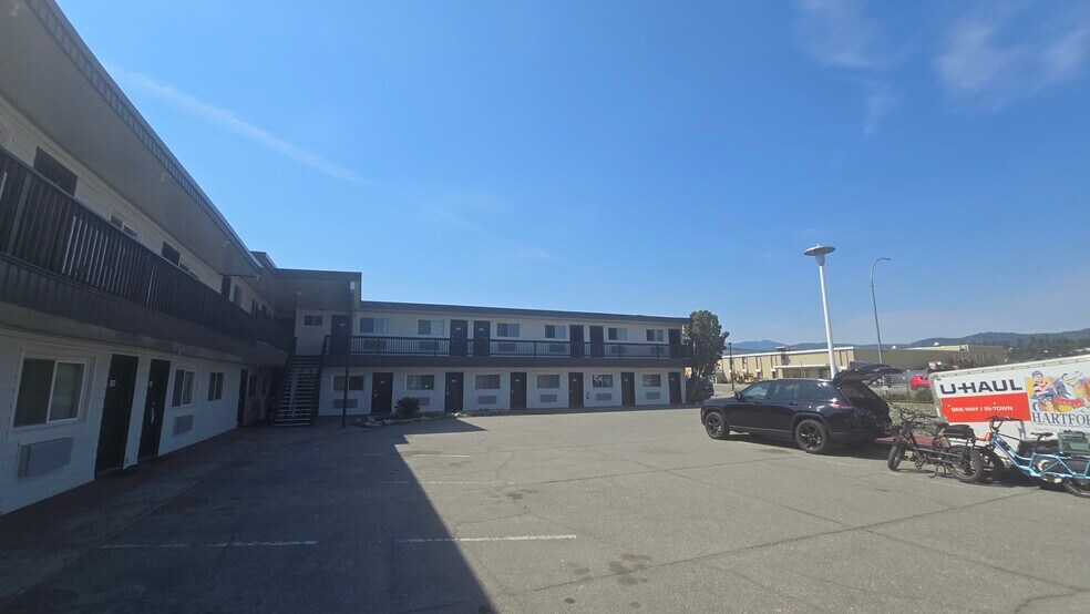 More Photos Of 910 Cranbrook St North, Cranbrook Hotel For Sale