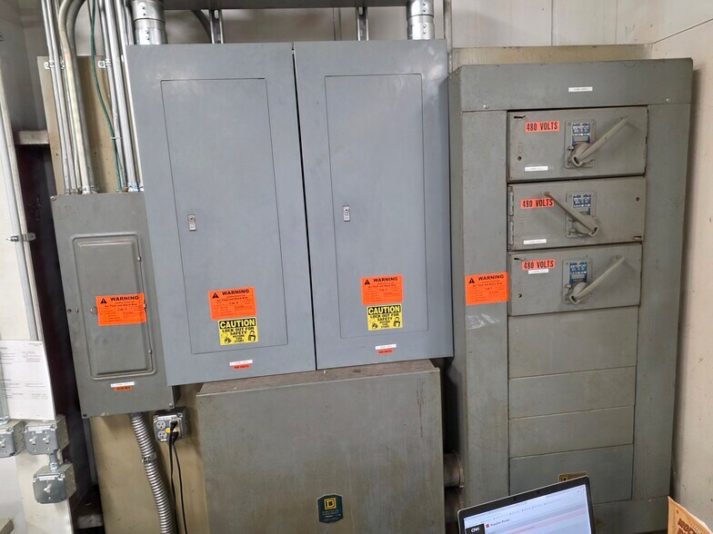 More Photos Of 300 Airport Rd, Ames Warehouse For Sale