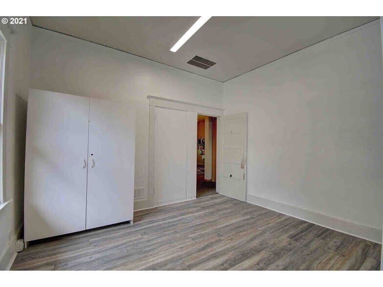 More Photos Of 4423 SE Hawthorne Blvd, Portland Office For Sale