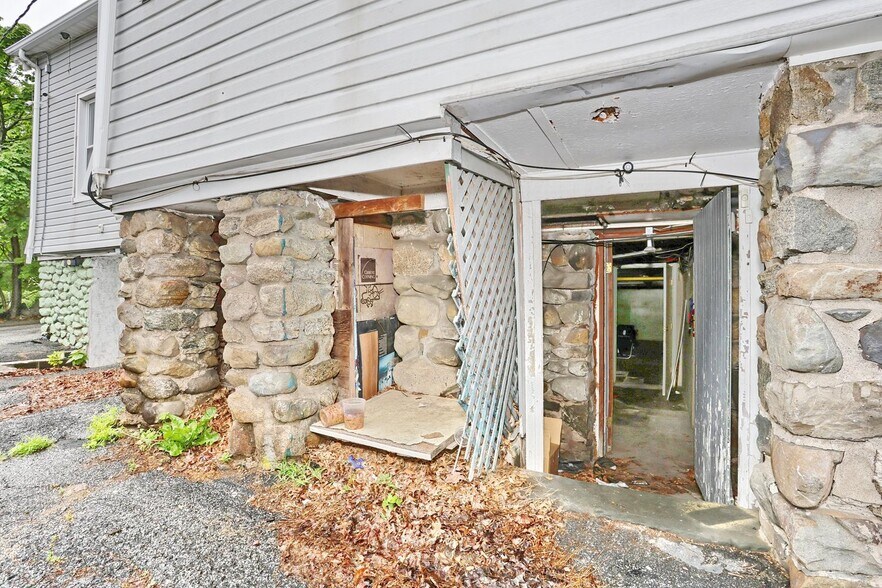 More Photos Of 22 S Madison Ave, Spring Valley Office For Sale
