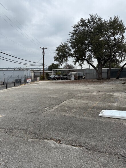 More Photos Of 11911-11913 Warfield St, San Antonio Warehouse For Sale
