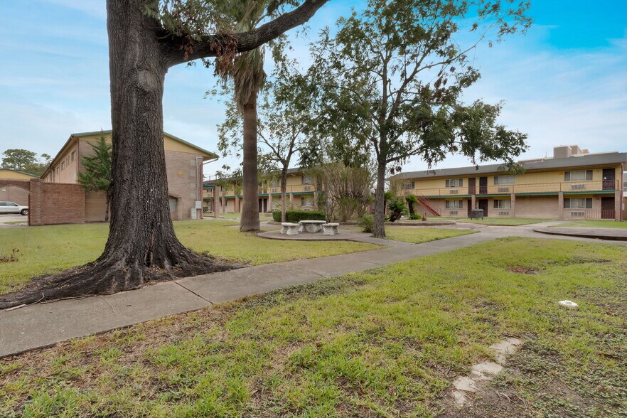 More Photos Of 3501 N Macgregor Way, Houston Apartments For Sale