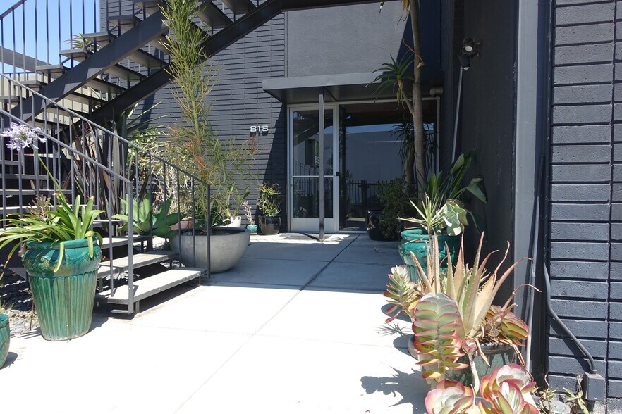 More Photos Of 818 N La Brea Ave, Los Angeles Loft Creative Space For Sale