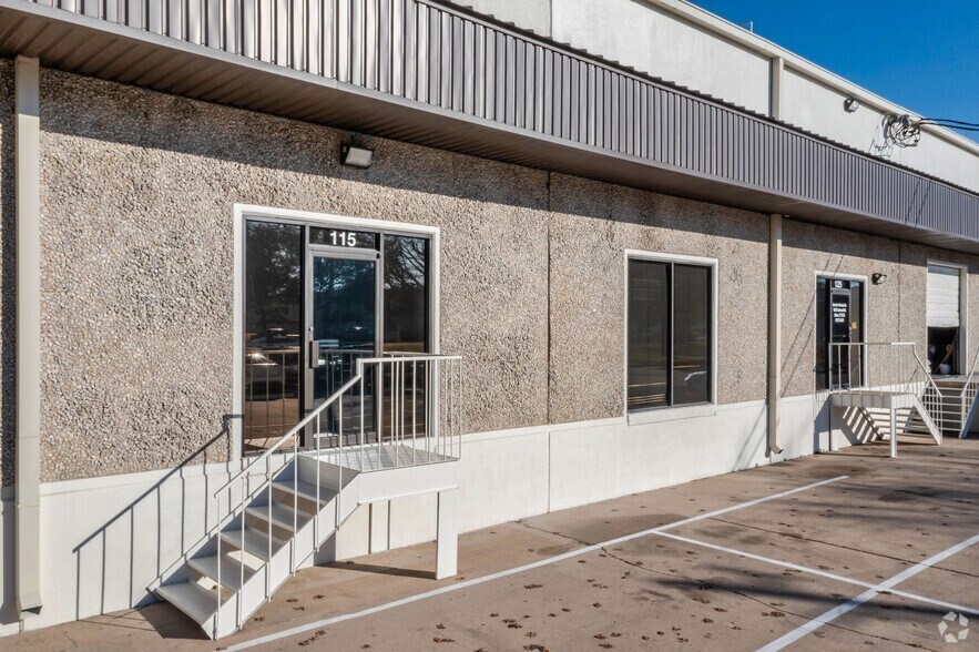 More Photos Of 10203 Corkwood Rd, Dallas Distribution For Lease