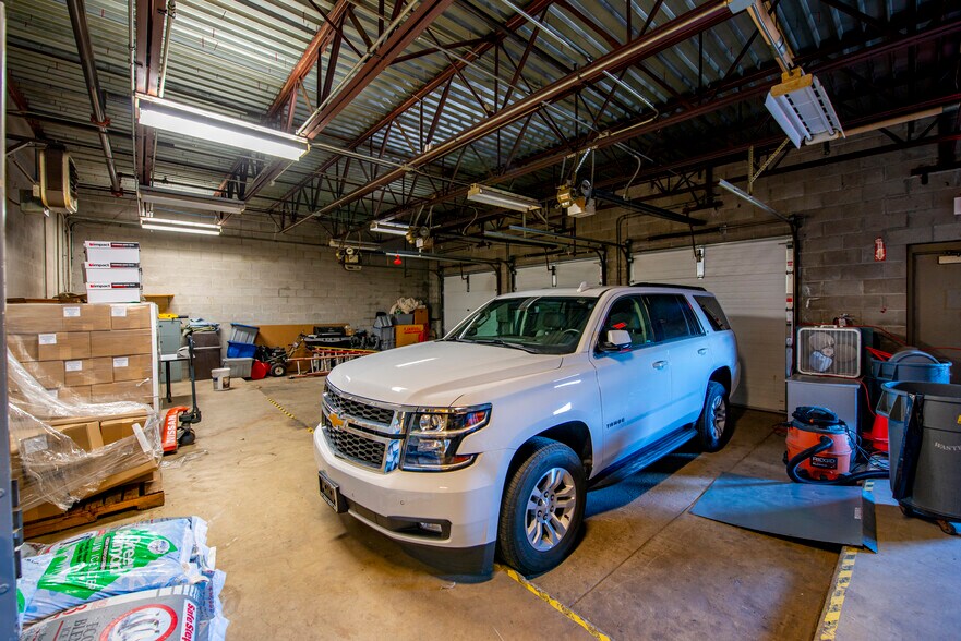 More Photos Of 5350-5360 Keystone Ct, Rolling Meadows Light Distribution For Lease