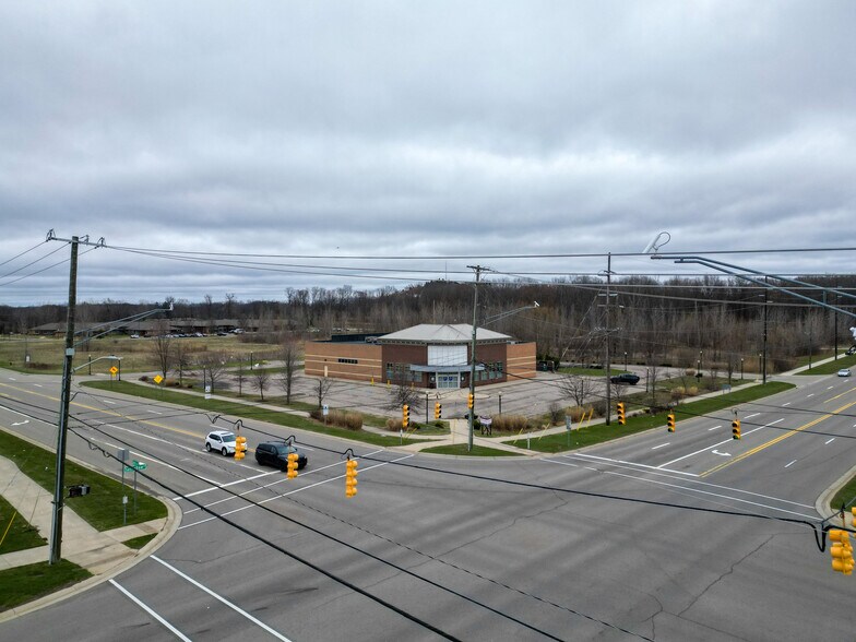 More Photos Of 5751 Clarkston Rd, Village of Clarkston Drugstore For Lease