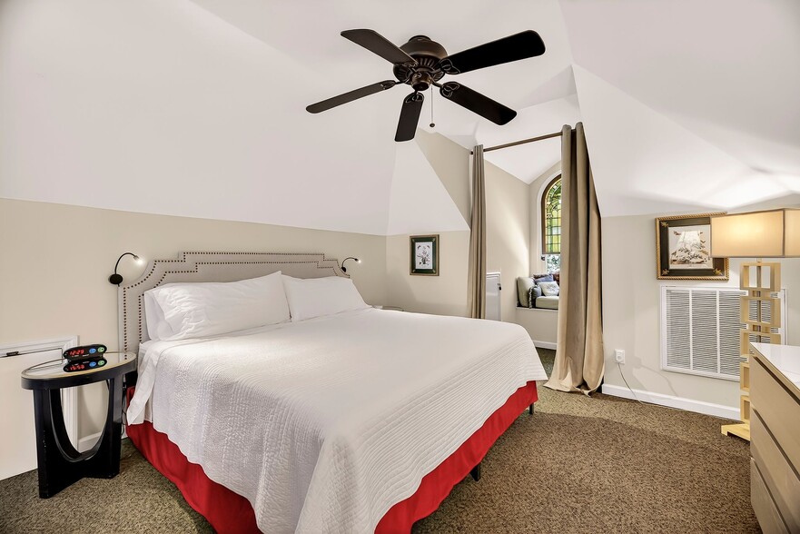 More Photos Of 107 E 35th St, Savannah Office For Sale