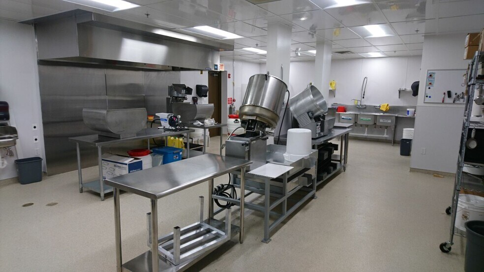 More Photos Of 2708-2714 S 9th Ave, Broadview Manufacturing For Sale