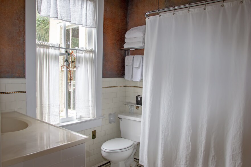 More Photos Of 620 N Tubb St, Oakland Specialty For Sale