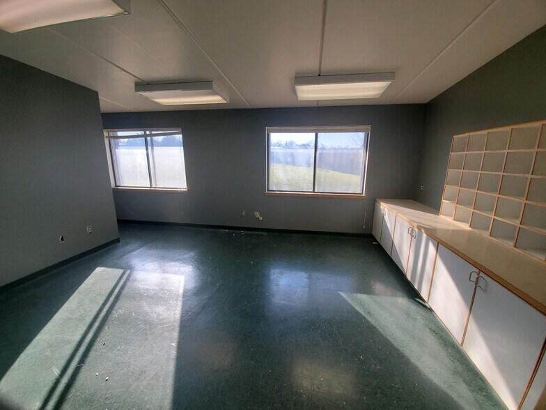 More Photos Of 2690 Fleur Dr, Des Moines Office For Lease