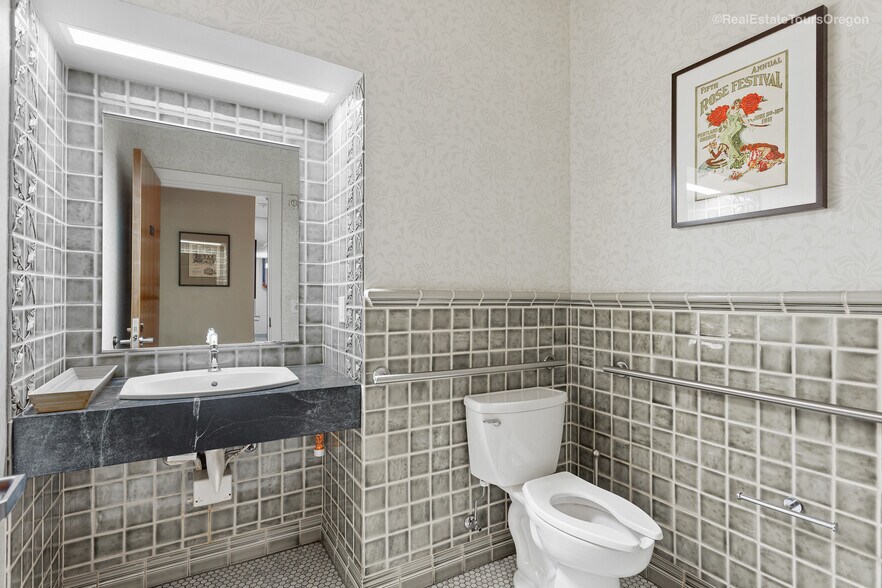 More Photos Of 1331 SW Broadway St, Portland Restaurant For Sale