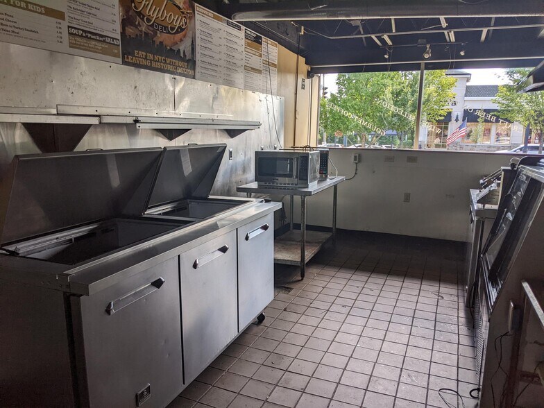 More Photos Of 2515 Far Hills Ave, Oakwood Paulding Restaurant For Lease