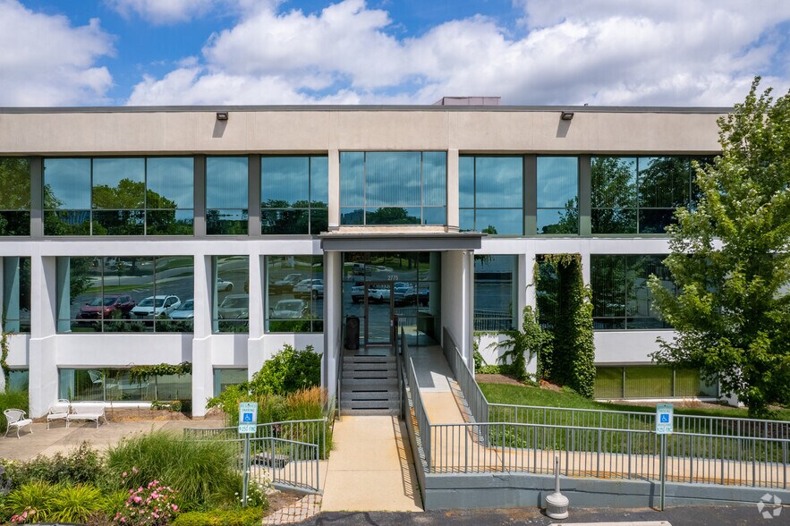 More Photos Of 2775 Algonquin Rd, Rolling Meadows Office Residential For Lease