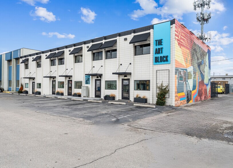 Primary Photo Of 104-108 W 31st St, Garden City Light Manufacturing For Sale