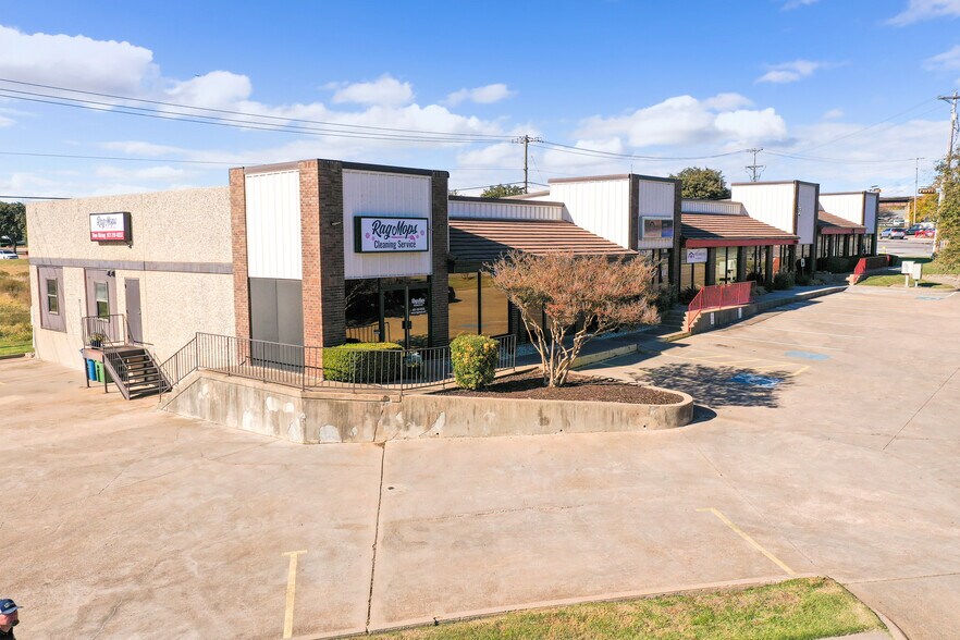 More Photos Of 915-921 N Mill St, Lewisville Office For Sale