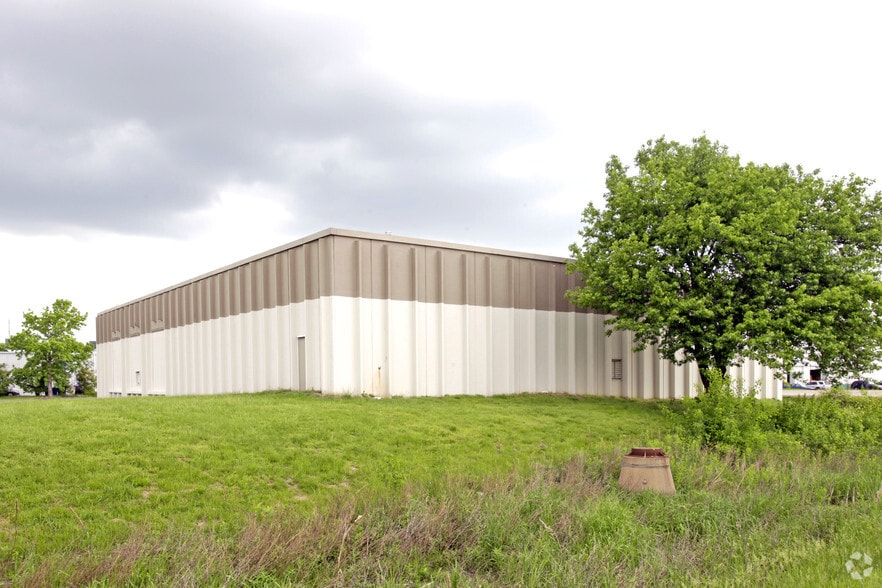 More Photos Of 13750 Rider Trail N, Earth City Warehouse For Lease