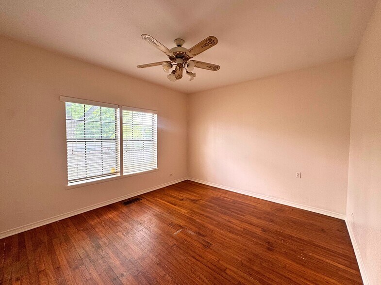 More Photos Of 1278 Bandera Rd, San Antonio General Retail For Sale