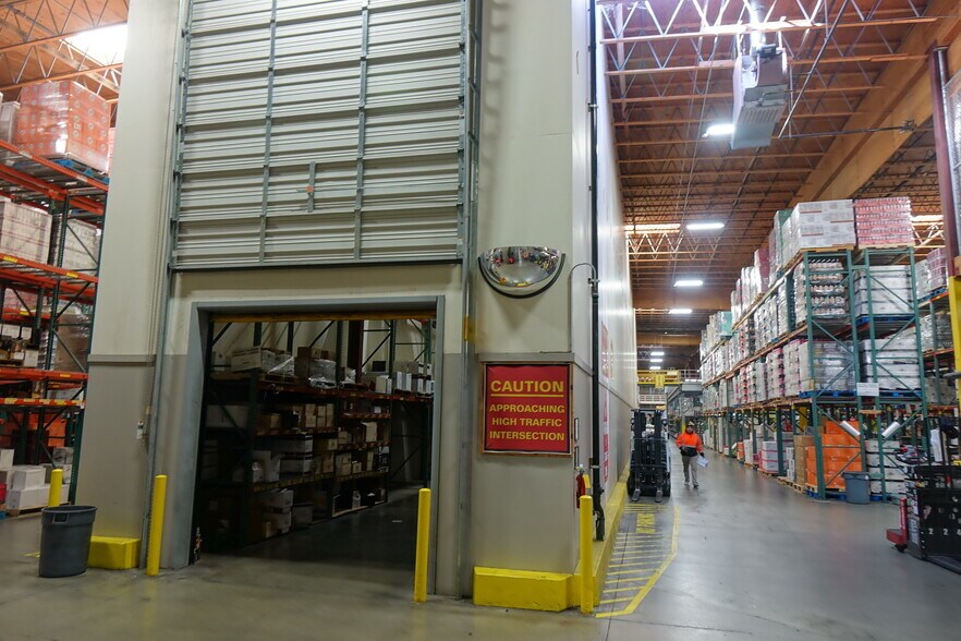 More Photos Of 6800 N Cutter Cir, Portland Distribution For Lease