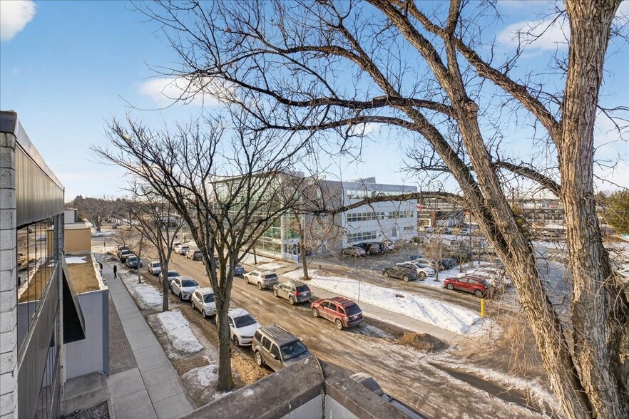 More Photos Of 11831 123 St NW, Edmonton Office For Sale
