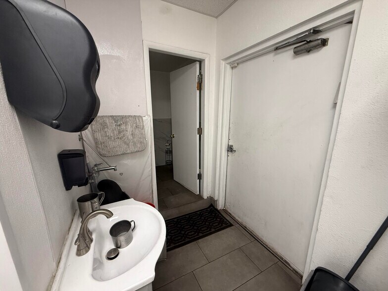 More Photos Of 2101-2107 Western Ave, Las Vegas Service For Lease