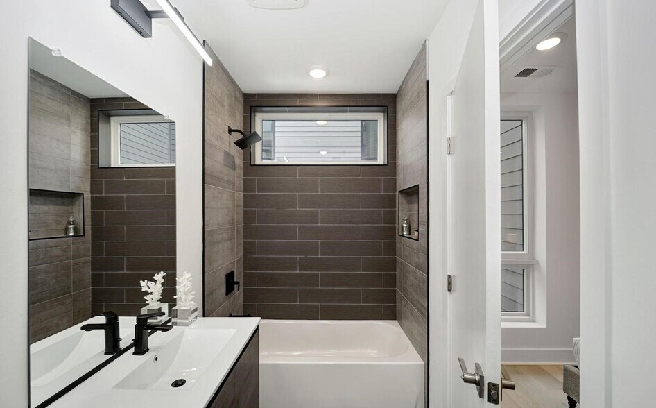 More Photos Of 2027 Rhode Island Ave NE, Washington Apartments For Sale