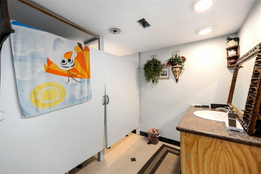 More Photos Of 5208 Noble St, Houston Specialty For Sale