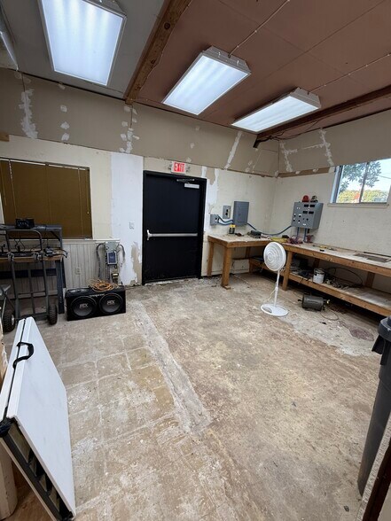 More Photos Of 1401 Thompson Cir, Gardendale Office For Sale