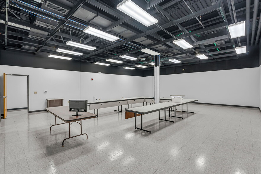 More Photos Of 400 SE Jefferson St, Topeka Flex For Sale