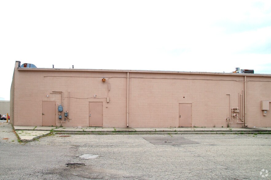 More Photos Of 37025 Grand River Ave, Farmington General Retail For Sale