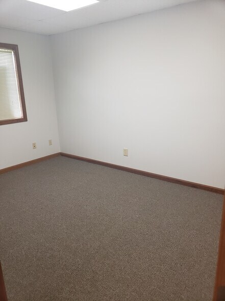 More Photos Of 1512 W 96th Ave, Crown Point Office Residential For Lease