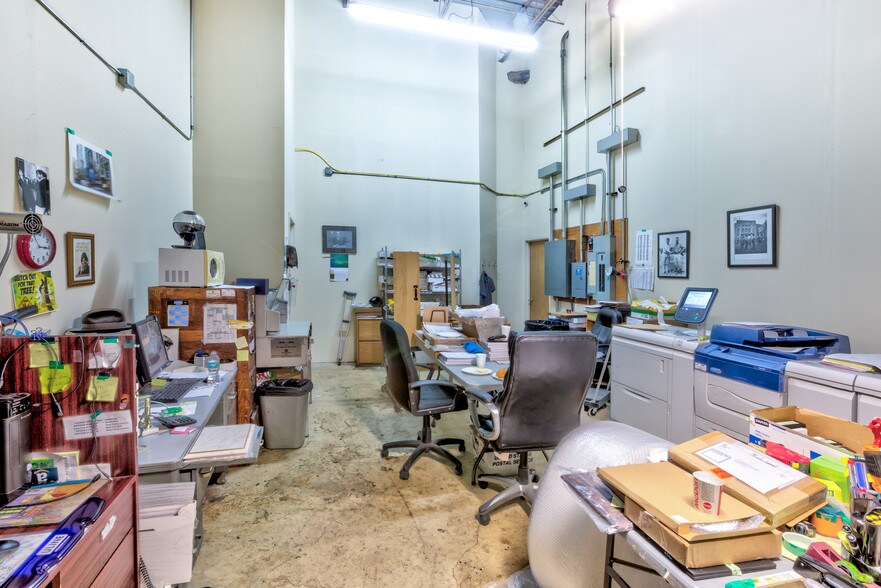 More Photos Of 110 Bi County Blvd, Farmingdale Light Distribution For Lease