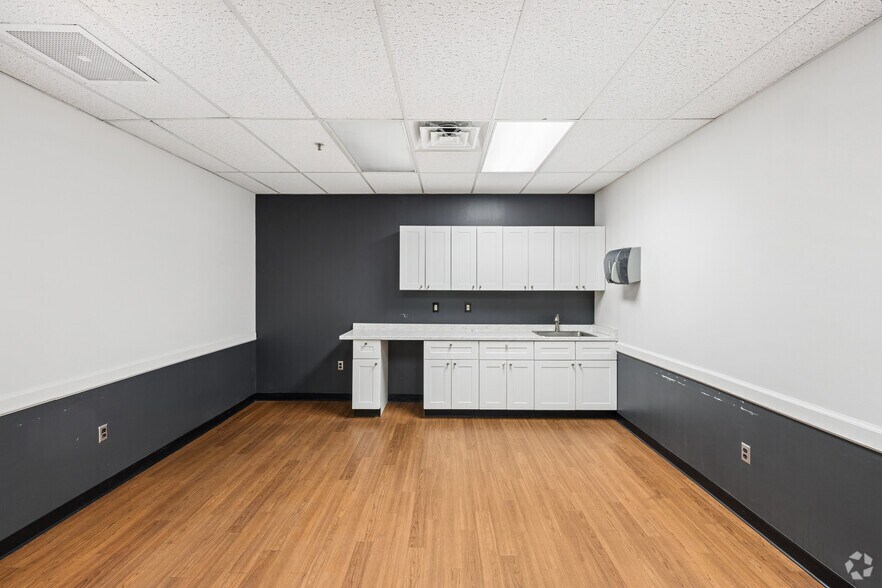 More Photos Of 600 Ryerson Rd, Lincoln Park Warehouse For Lease