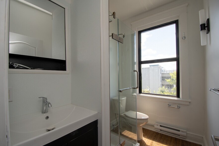 More Photos Of 197 Hunter St W, Peterborough Storefront Retail Residential For Lease