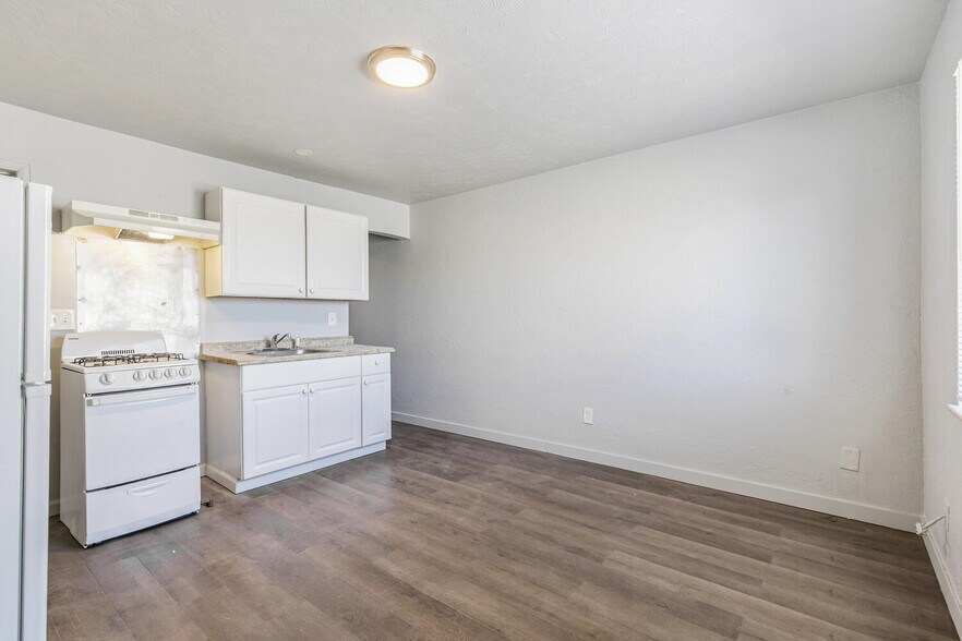 More Photos Of 1467 Joliet St, Aurora Apartments For Sale