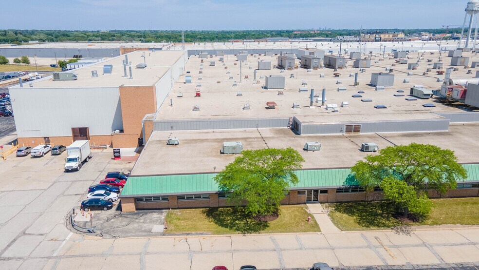 More Photos Of 3300 N 124th St, Milwaukee Manufacturing For Lease
