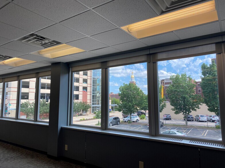 More Photos Of 131 W 10th St, Dubuque Medical For Lease