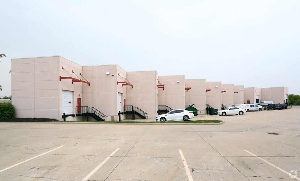 More Photos Of 1350 Tri-State Pky, Gurnee Distribution For Lease