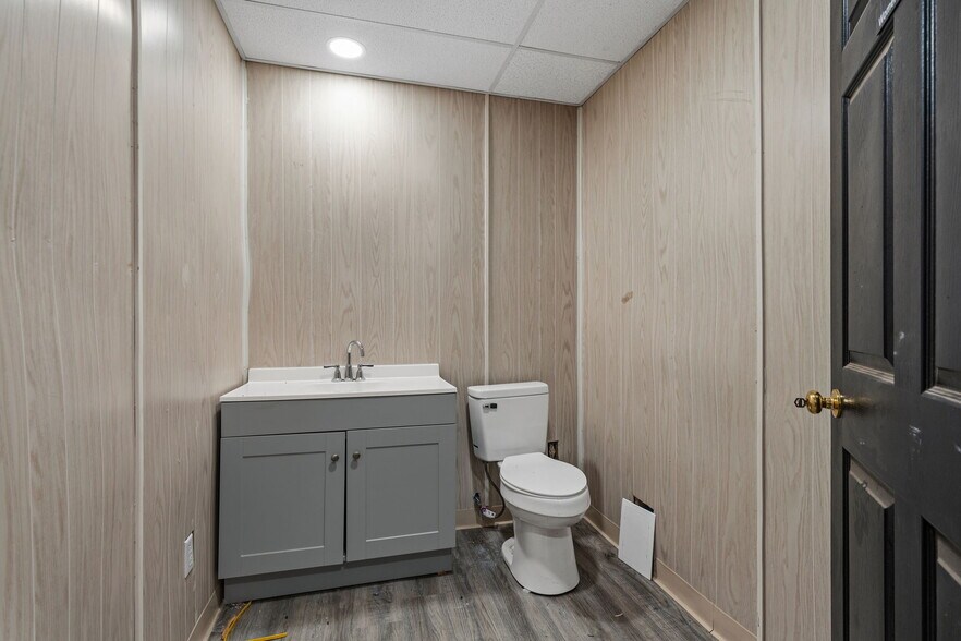 More Photos Of 505 Industrial Dr, Glasgow Flex For Sale
