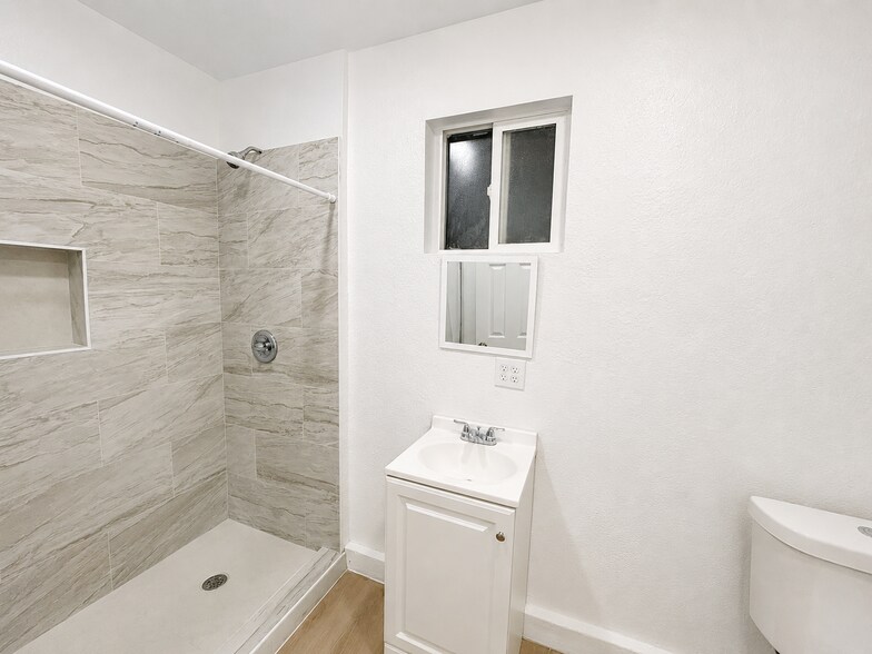 More Photos Of 210 S Raitt St, Santa Ana Dormitory For Sale