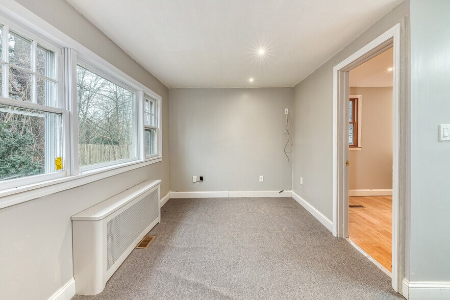 More Photos Of 226 E Main St, Huntington Office For Lease